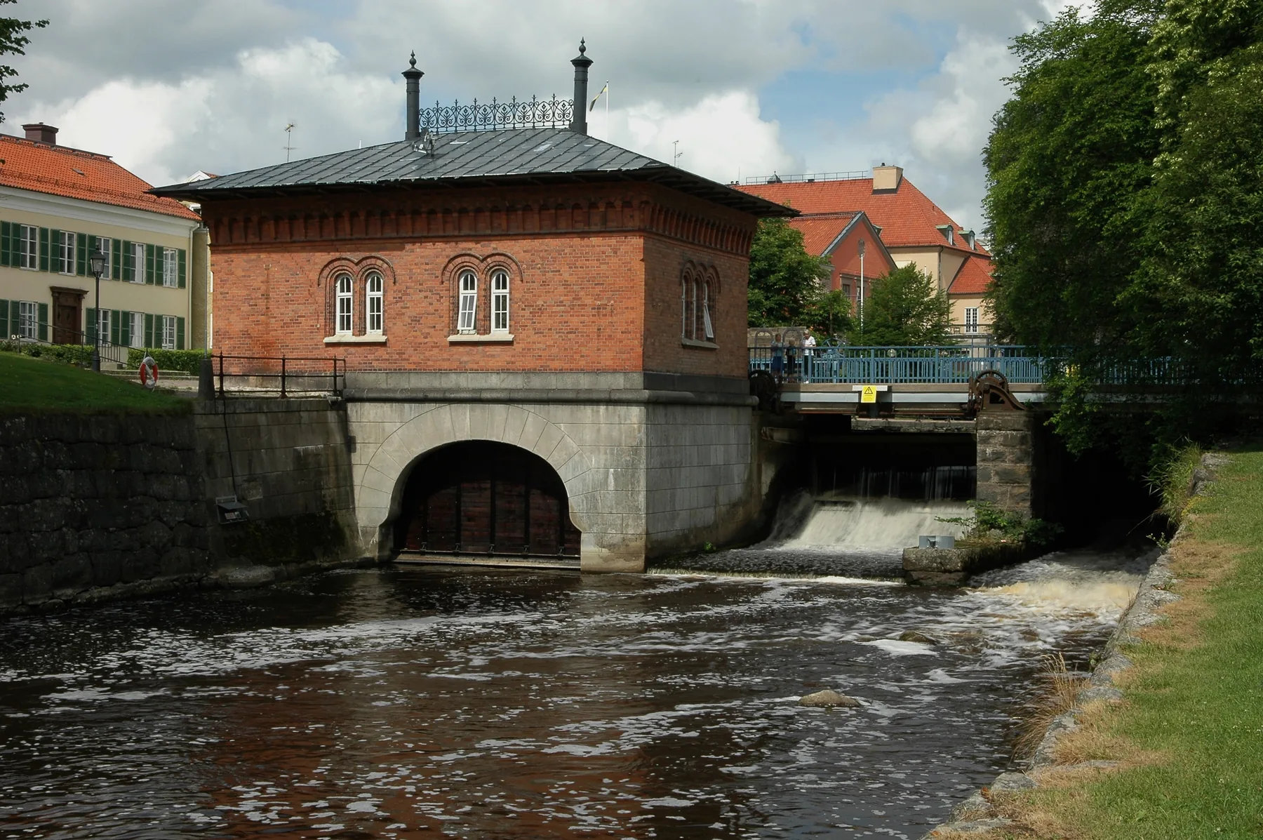 Turbinhuset i Västerås vid grönska och vattenmiljö.