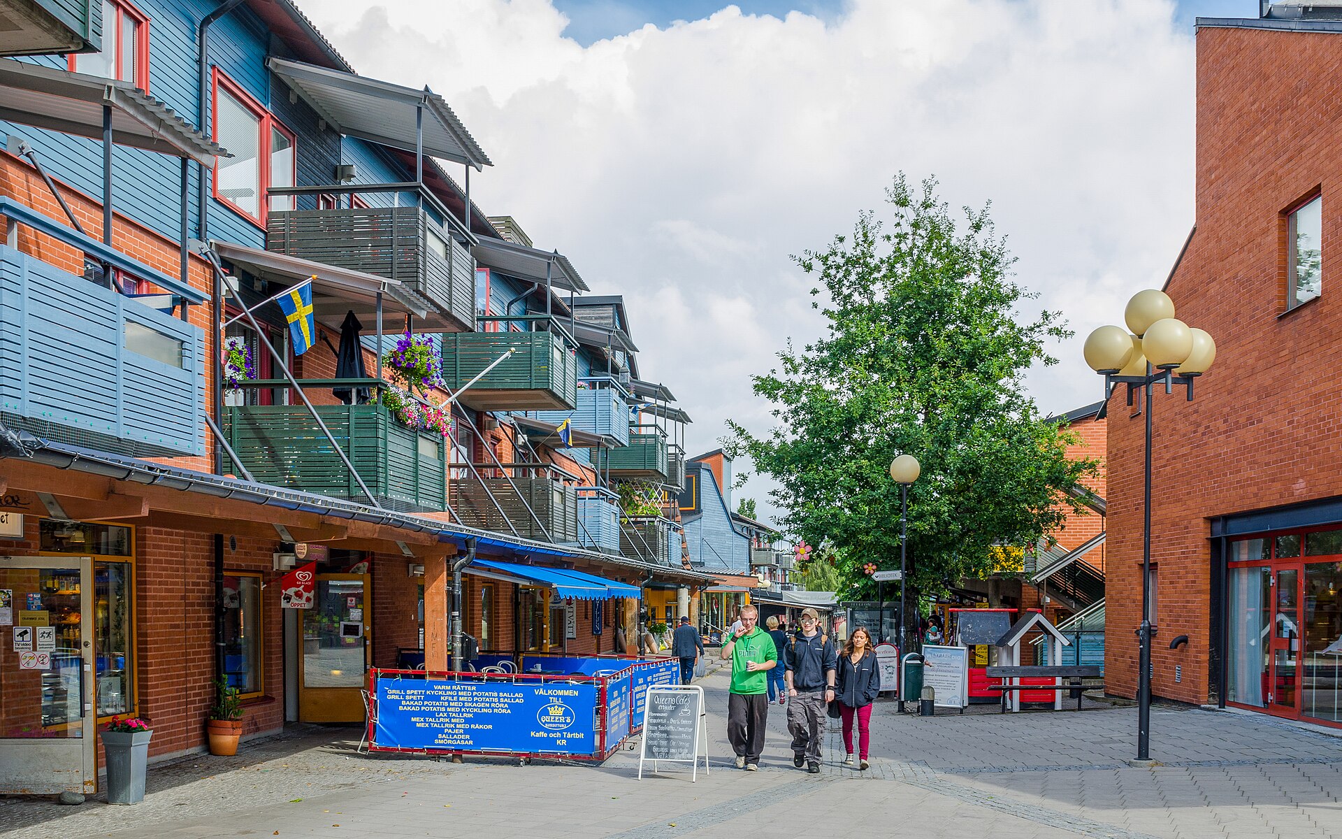 Ekerö centrum 2012 03, bild kopplad till Ekerö.