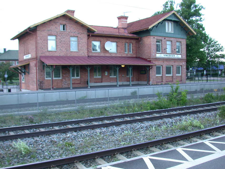 Vingåkers station sett från plattformen, bild kopplad till Vingåker.