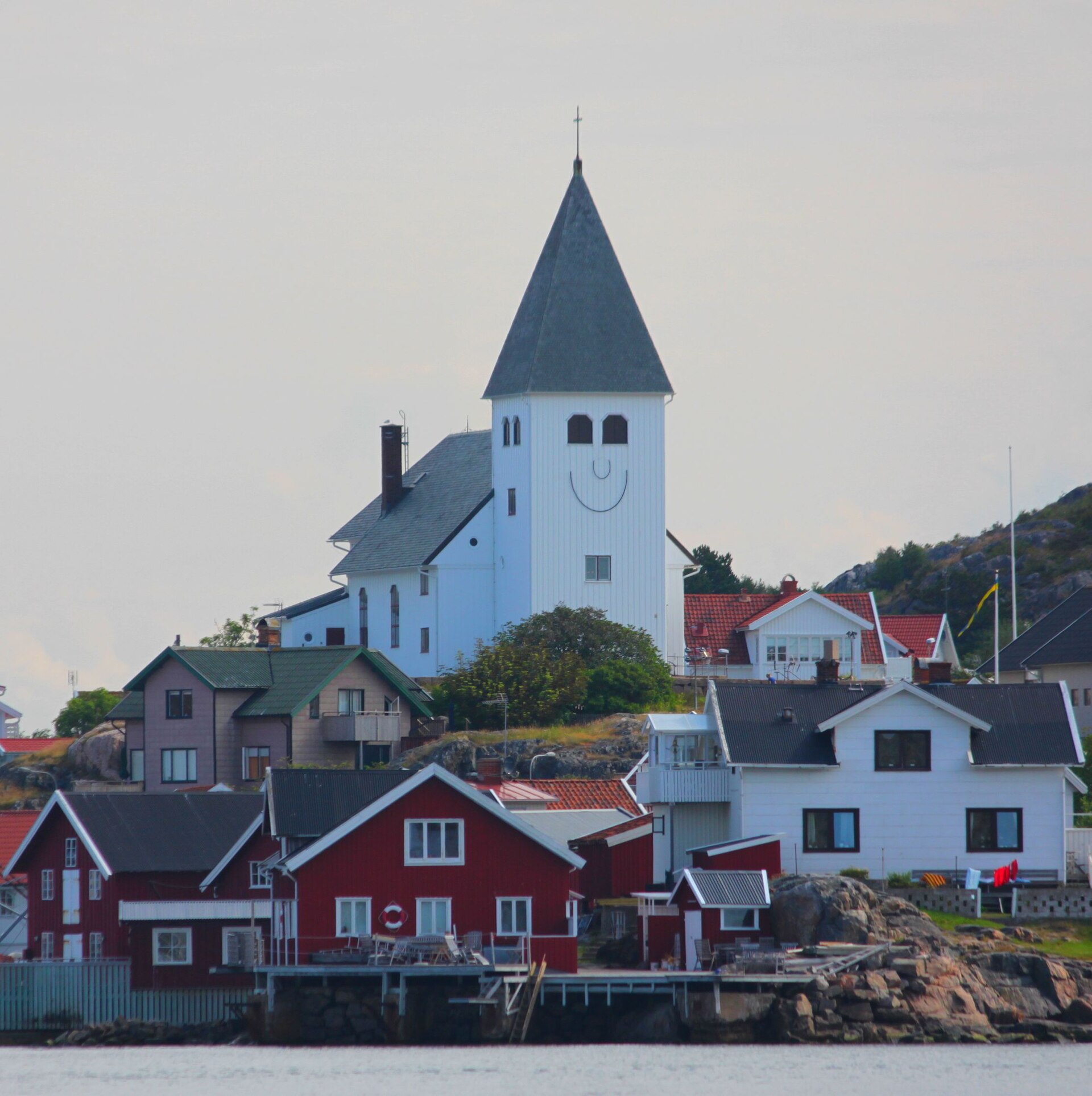 Skärhamn Smiling Church, bild kopplad till Tjörn.