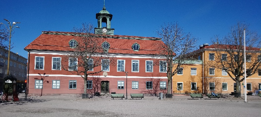 Sala rådhus med kommunhuset till höger, bild kopplad till Sala.