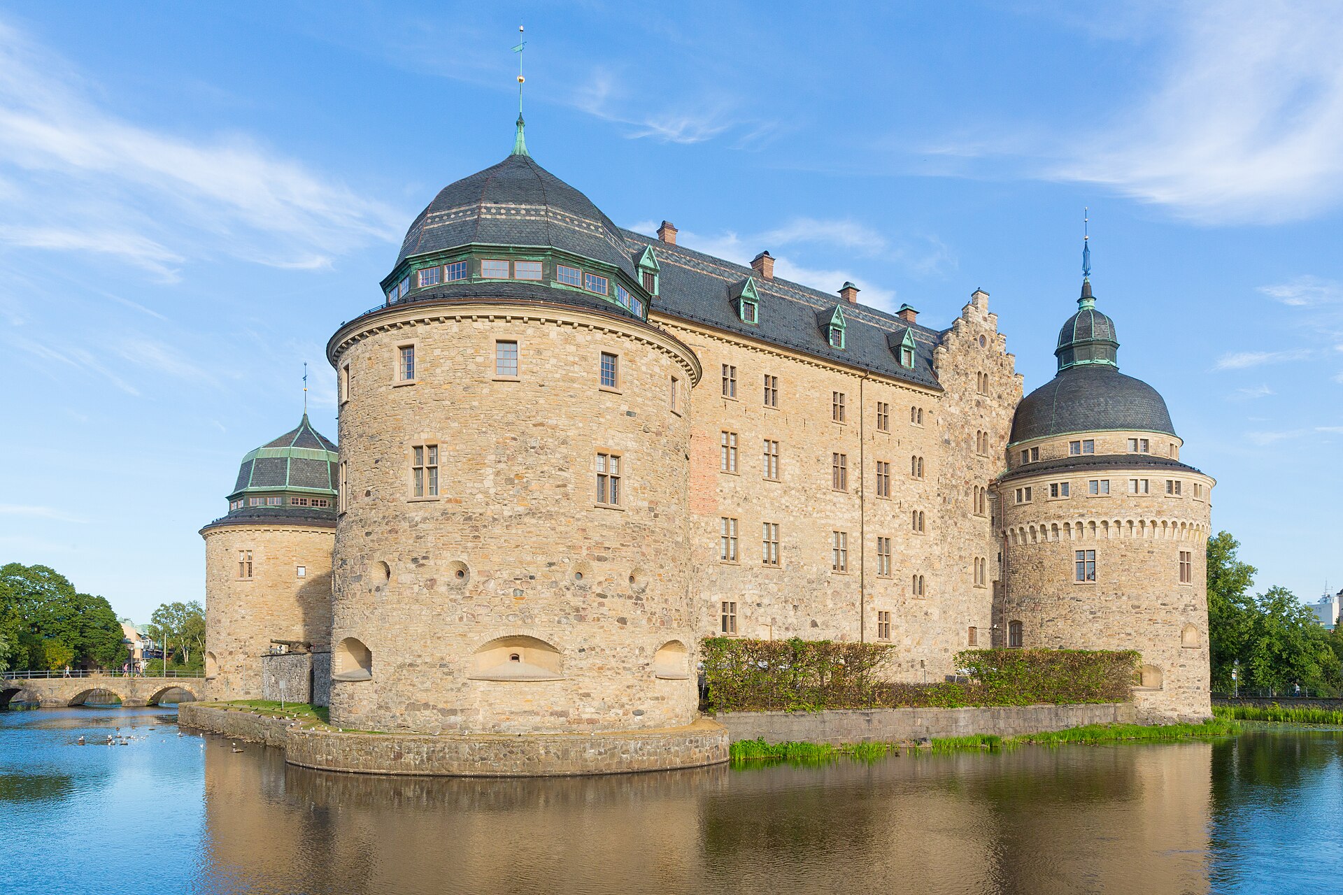 Örebro slott seen from northwest in the evening, bild kopplad till Örebro län.