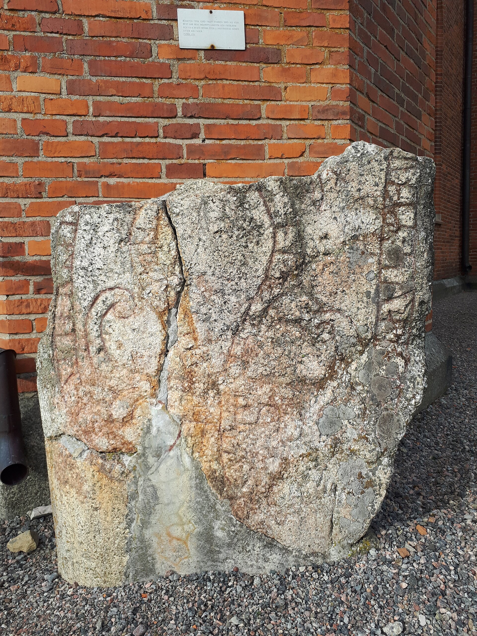 Runsten med benämningen Sö 58 vid Floda kyrka i Sörmland.