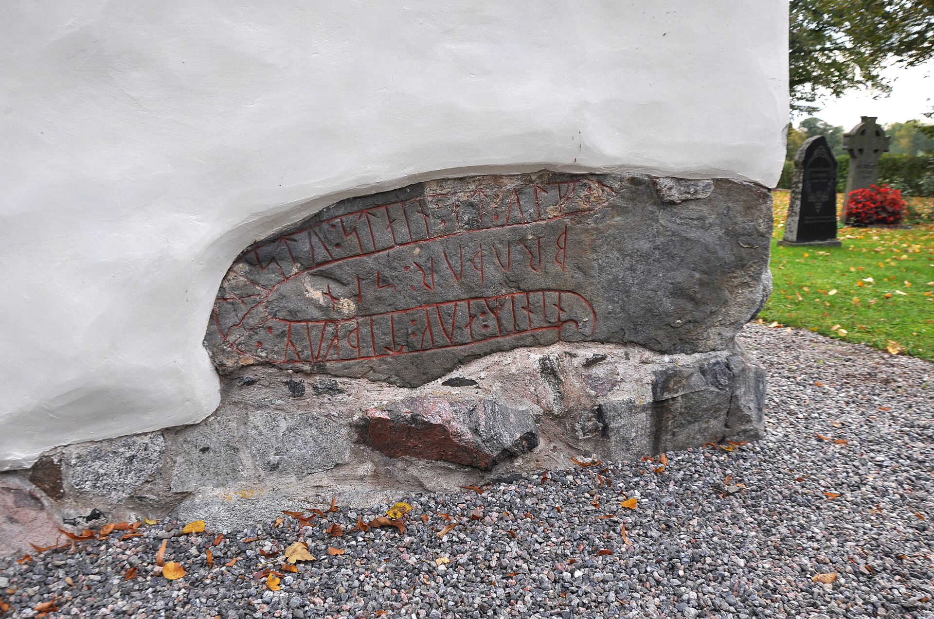 Runsten Sö 75, inmurad i Vrena kyrka, Södermanland, Sverige.