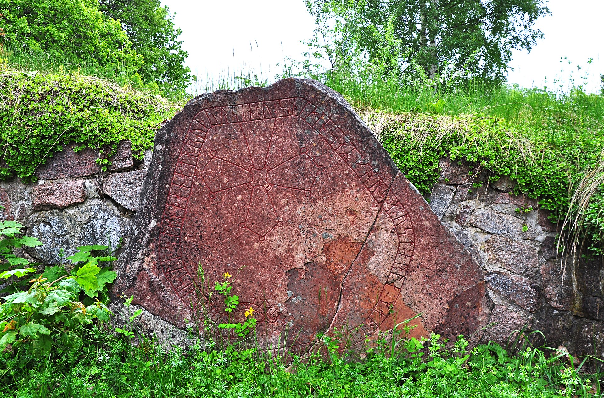 Runsten Sö 335 i Ärja kyrkoruin i Åker i Södermanland.