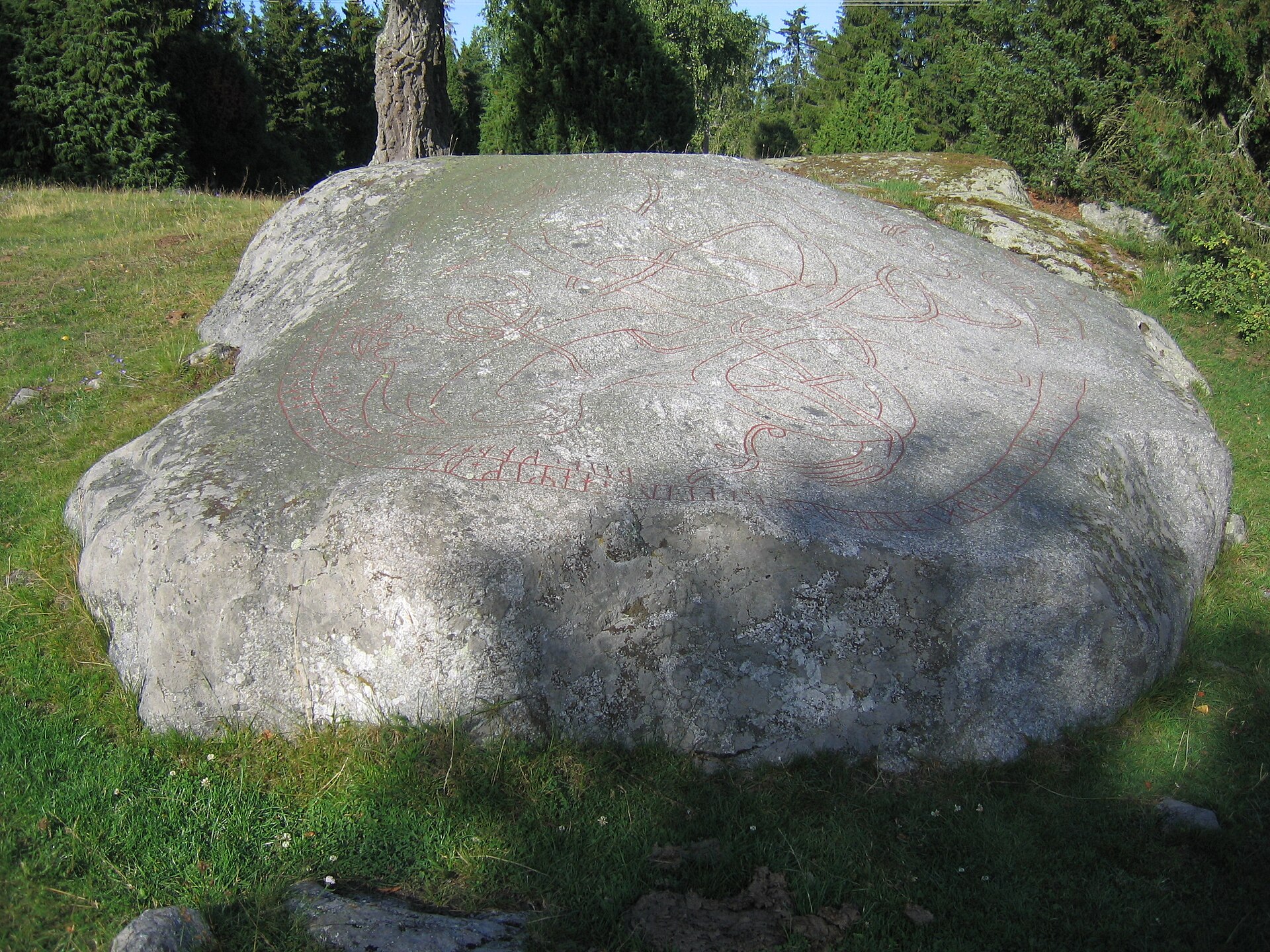 runestone This is a picture of an archaeological site or a monument in Sweden, number c2d2c28b-b7eb-4504-bbe9-489dfdc72e88 in the RAÄ Fornsök database.